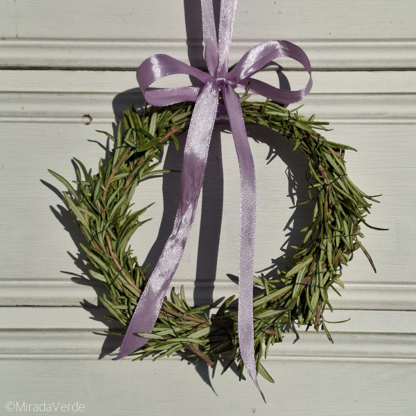 Rosmarinkränzchen mit Schleife aufgehängt