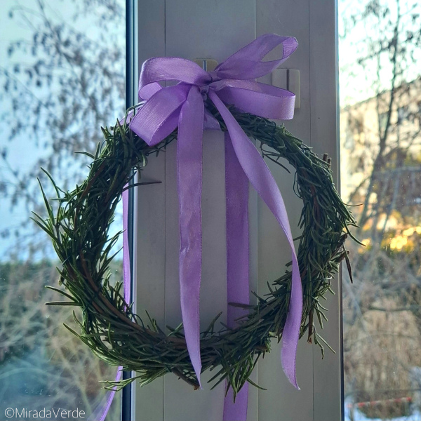Rosmarinkränzchen mit Schleife und Aufhänger am Fenster
