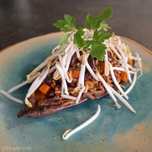 Süßkartoffelboot mit Sprossen und Petersilie