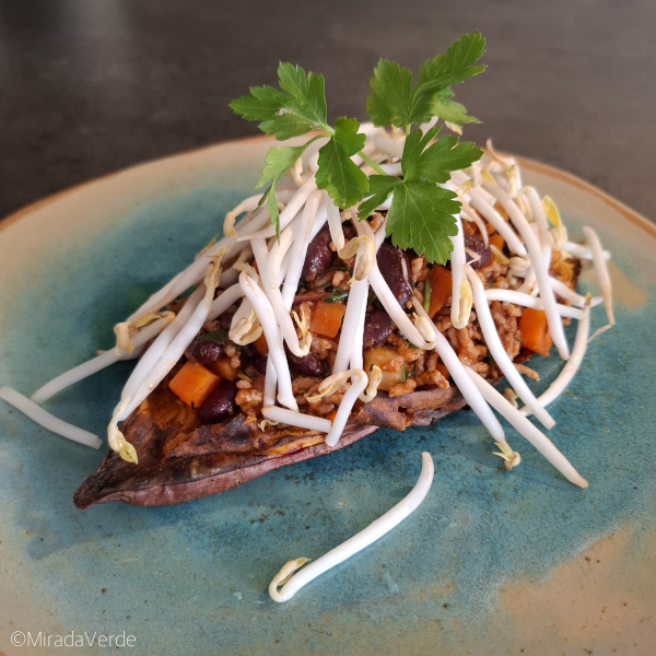 Süßkartoffelboot mit Sprossen und Petersilie