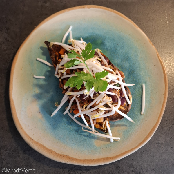 Süßkartoffelboot mit Sprossen und Petersilie