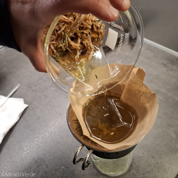 Apfel, Orange, Tanne, Zimt, Ingwer, Pfeffer, Chili, Rosmarin in Sonnenblumenöl abgießen