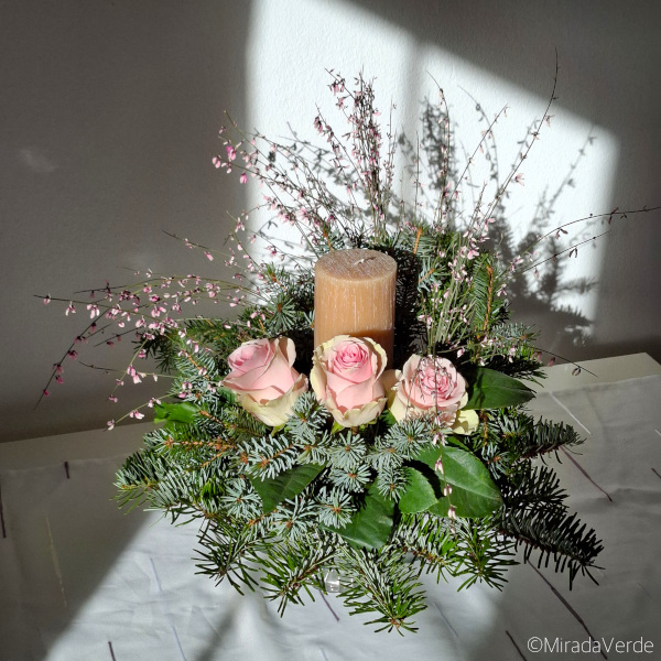 Zirbenkerzengesteck mit Rosen, Ginster und Tanne