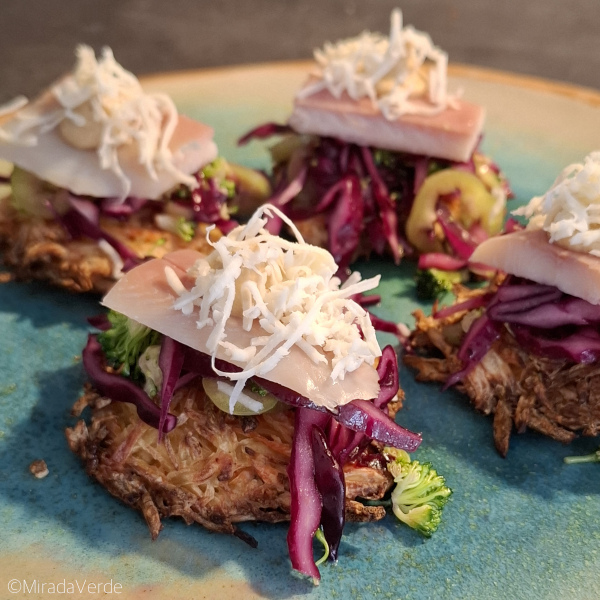 Geräucherte Regenbogenforelle auf Kartoffel-Karotten-Rösti und Salat