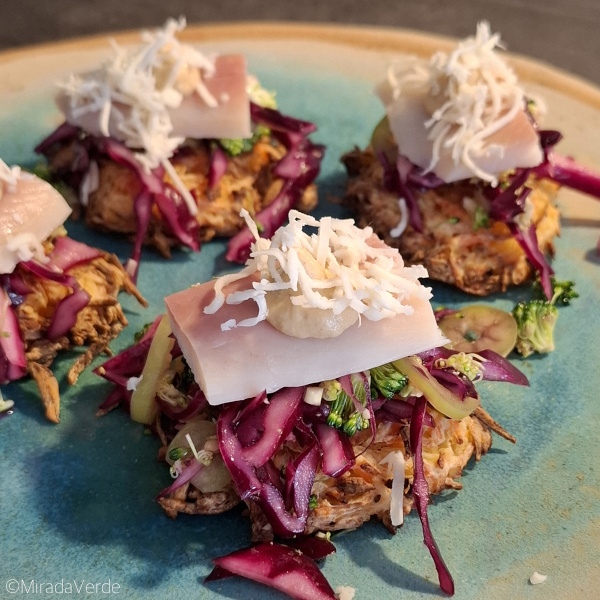 Geräucherte Regenbogenforelle auf Kartoffel-Karotten-Rösti und Salat