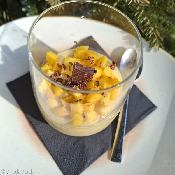 Mango Seidentofu Dessertcreme mit Schokolade serviert