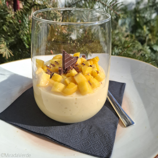 Mango Seidentofu Dessertcreme mit Schokolade serviert