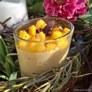 Mango Seidentofu Dessertcreme mit Schokolade serviert