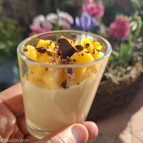 Mango Seidentofu Dessertcreme mit Schokolade serviert
