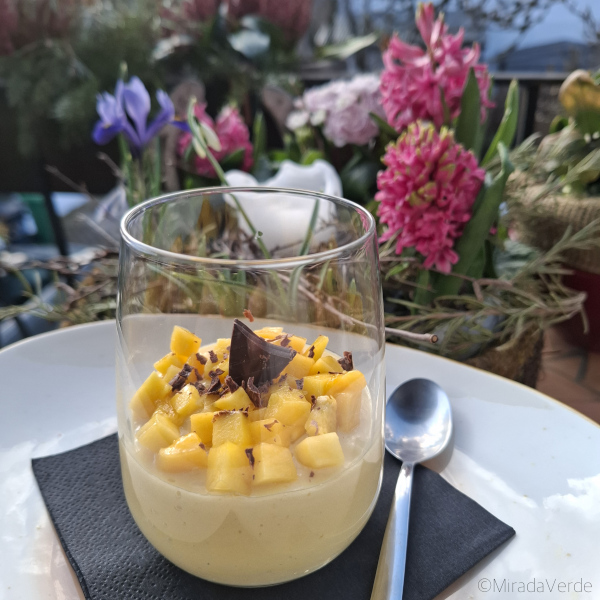 Mango Seidentofu Dessertcreme mit Schokolade serviert