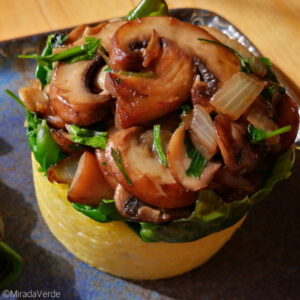Polentataler mit Kohlsprossentriebe und Champignons