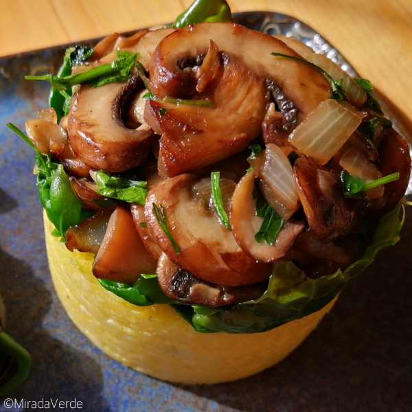 Polentataler mit Kohlsprossentriebe und Champignons
