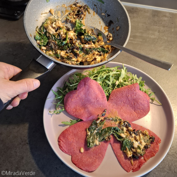 Herz aus Rote Rüben Palatschinke mit Spinat Feta füllen