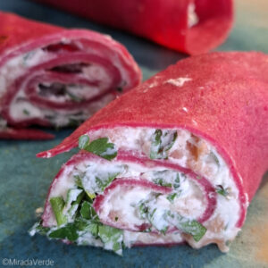 Rote Rüben Palatschinken / Pfannkuchen mit Räucherlachstopfen gefüllt