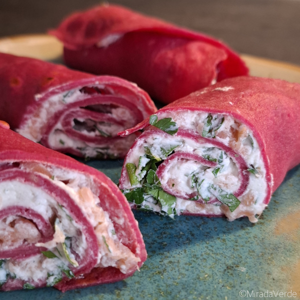 Rote Rüben Palatschinken / Pfannkuchen mit Räucherlachstopfen gefüllt