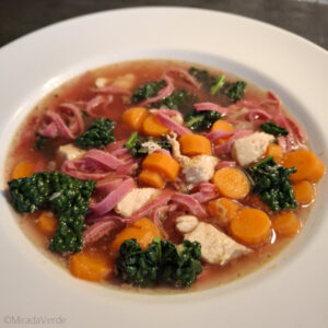 Hühnersuppe mit Gemüse und Rote Rüben Frittaten