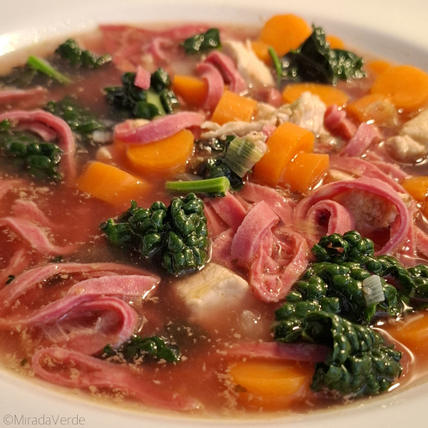 Hühnersuppe mit Gemüse und Rote Rüben Frittaten