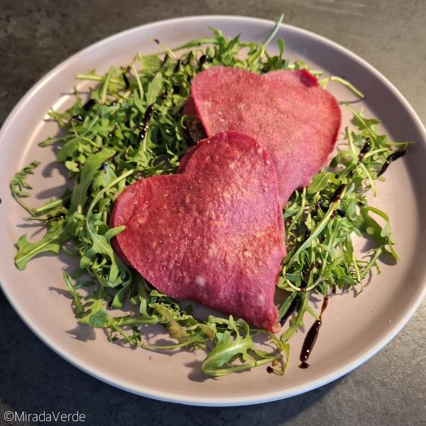 Valentinsherzen gefüllt auf Salat