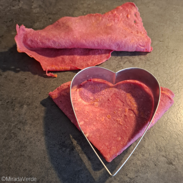 Herz aus Rote Rüben Palatschinke
