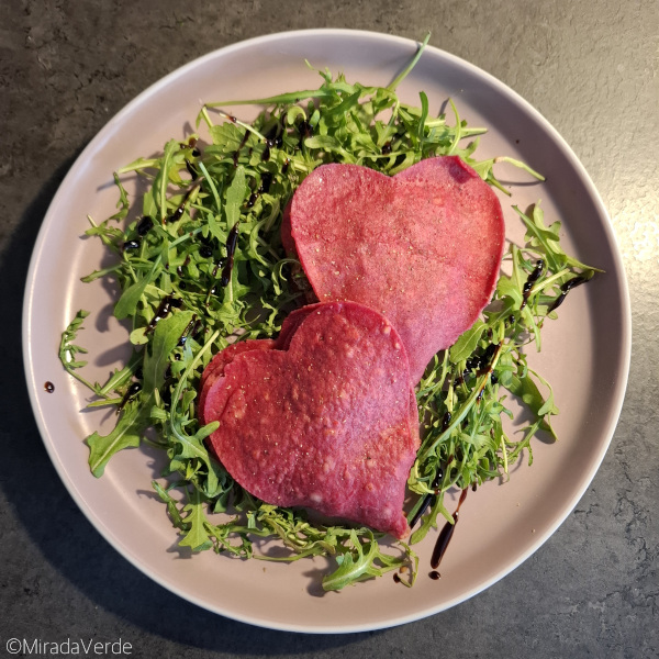 Valentinsherzen gefüllt auf Salat