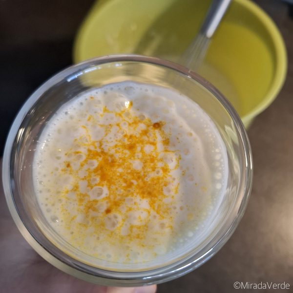 Safran Lassi mit Kurkuma