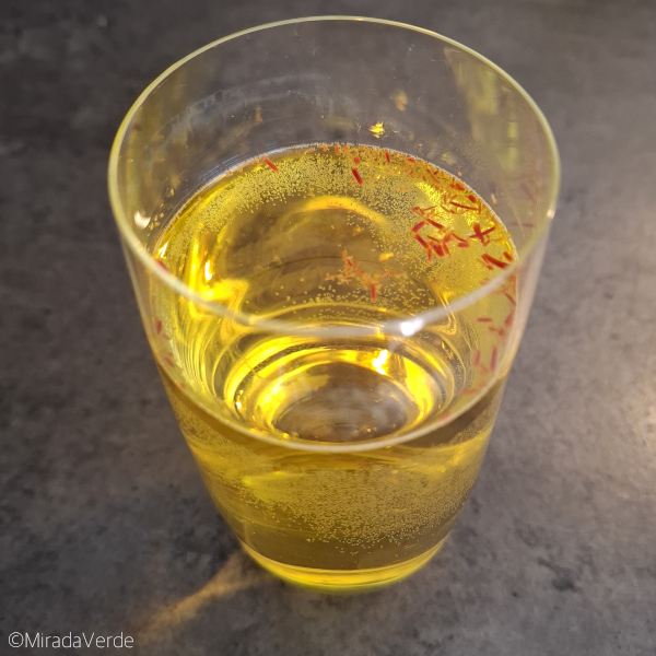 Safran Wasser Glas