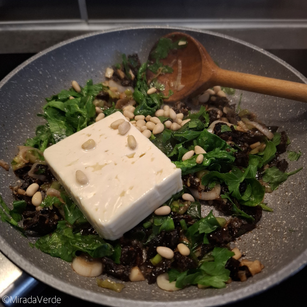 Spinat Feta Fülle Pinienkerne
