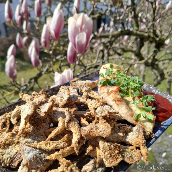 Knusprige Austernpilze mit Huhn serviert. Magnolie