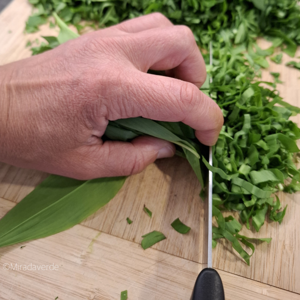 Bärlauch Keramikmesser schneiden