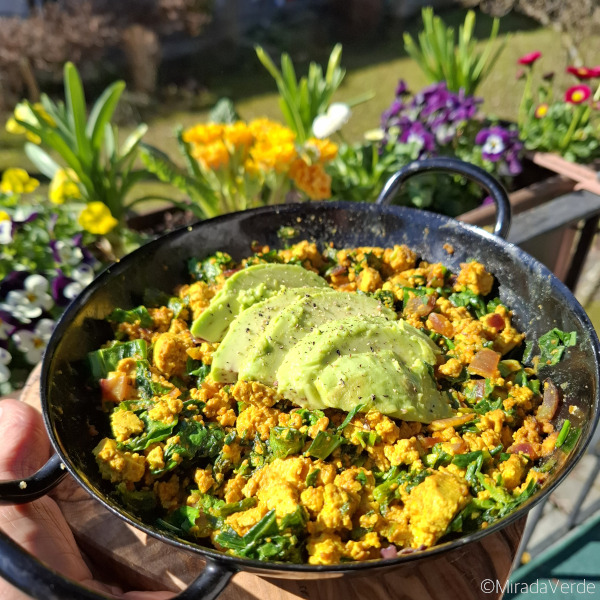 Bärlauch Tofu Scramble mit Kurkuma und Avocado