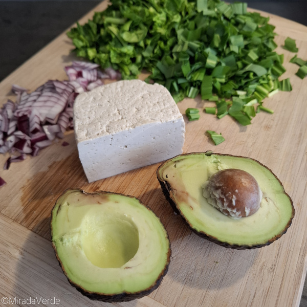 Bärlauch, Zwiebel, Tofu, Avocado