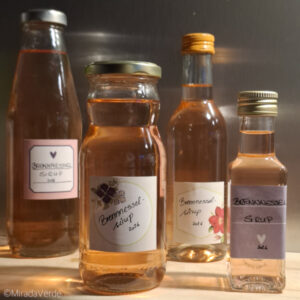 Brennnesselsirup Flaschen abgefüllt beschriftet