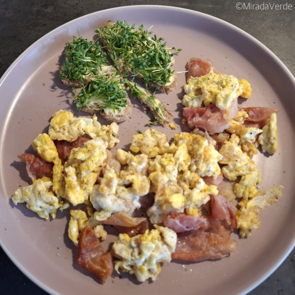 Glückskleebrot an Eierspeise