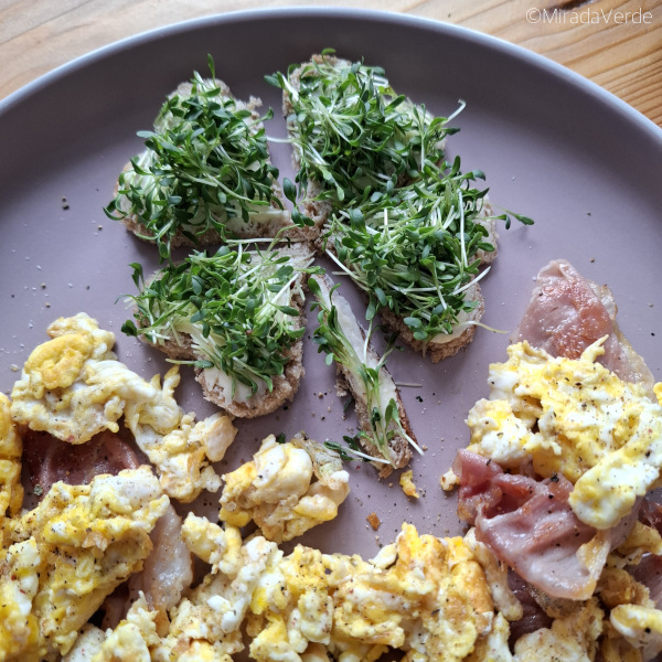 Glückskleebrot an Eierspeise