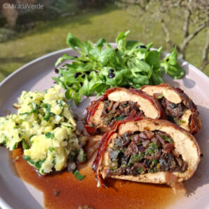 Hühnerbrust mit Tomaten Bärlauchfülle im Speckmantel mit Salat und Kartoffelstampf