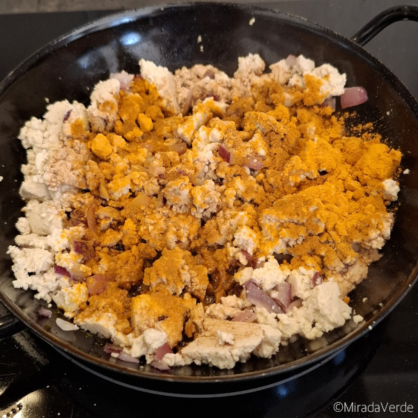 Tofu Scramble mit Kurkuma