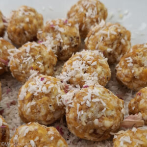 Mango Rosen Energyballs in Kokos
