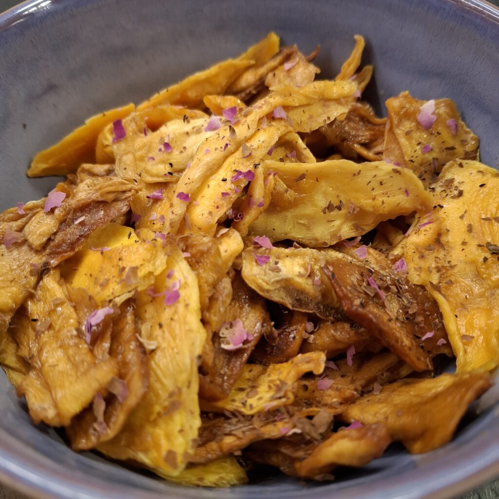 Getrocknete Mango und Rosenblütenblätter