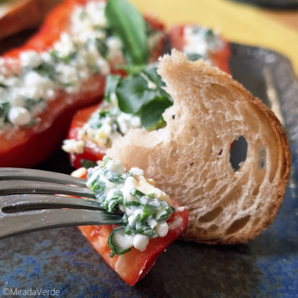 Roten Paprika mit Wildkräuterkäse gefüllt. Bärlauch, Brunnenkresse, Brot