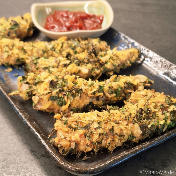 Aifried Hühnerfiletstreifen im Wildkräuter-Cornflakesmantel mit BBQ Sauce serviert