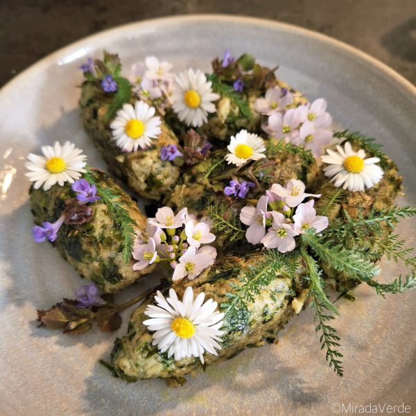 Wildkräuternocken Teller angerichtet garniert Gänseblümchen Wiesenschaumkraut Gundelrebe