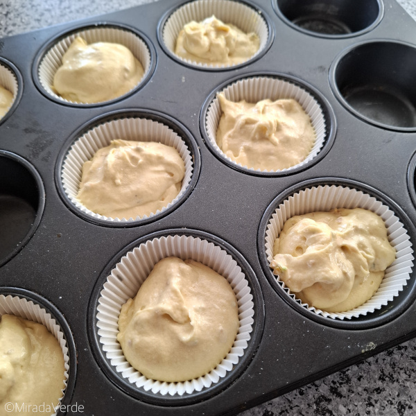 Holunderblütenmuffin Teig in Muffinformen
