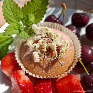 Holunderblütenmuffin mit kandierter Holunderblüte auf Erdbeeren und Kirschen, Zitronenmelisse