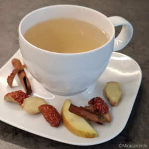 Apfeldattel, Apfel, Ingwer, Hagebutte, Zimt Tee in Tasse