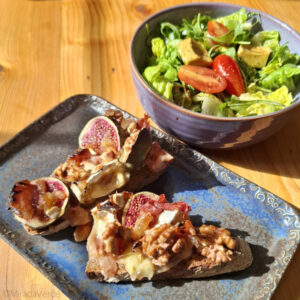 Feige, Camembert, Prosiutto, Honig, Nüsse Toastie mit Salat