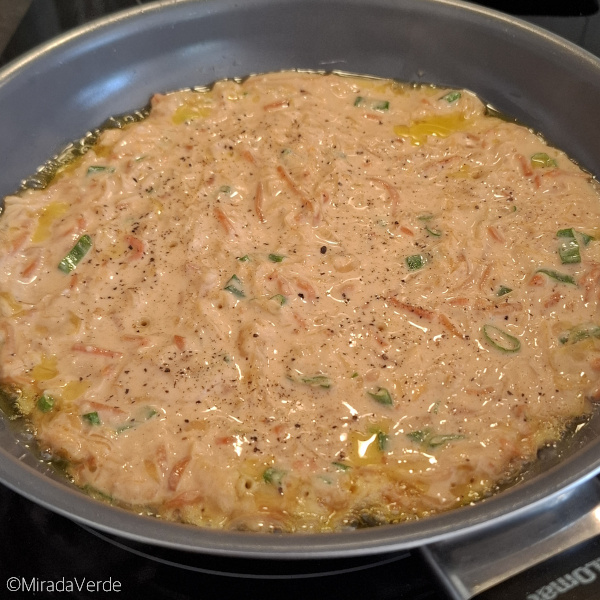 Kimchi Pfannkuchen in Pfanne ausbacken