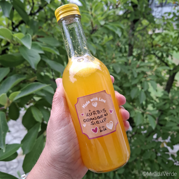 Kürbis Orangen Sirup in Flasche abgefüllt