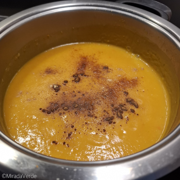 Kürbis-Quittensuppe mit Gewürzen