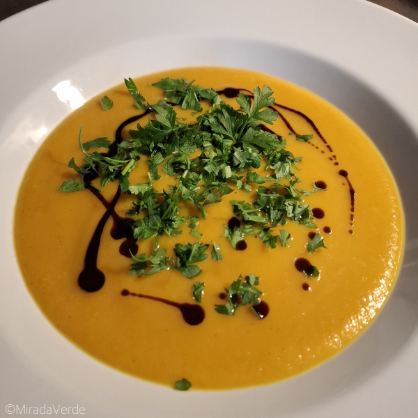 Kürbis-Quittensuppe mit Petersilie und Kürbiskernöl