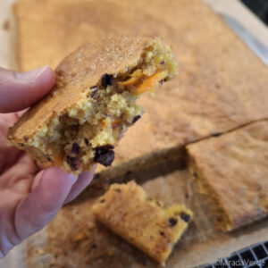 Kürbiskuchen Stück in der Hand